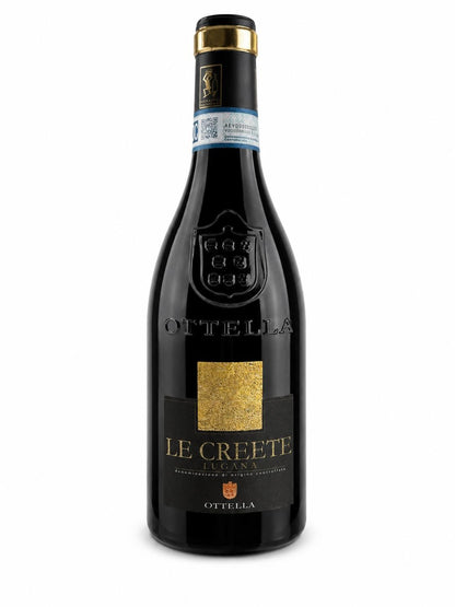 le creete wine otella bottle in a white background