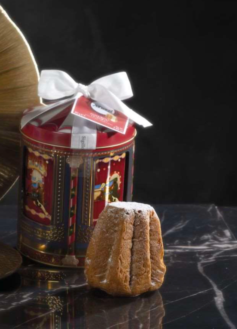 Italian mini vanilla pandoro in Muzzi Carrilon Christmas gift box