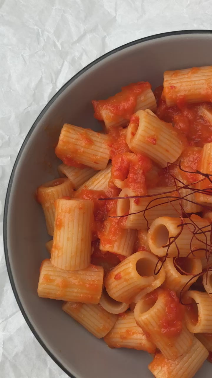 video recipe: pasta with tomato and thin chili threads on the top